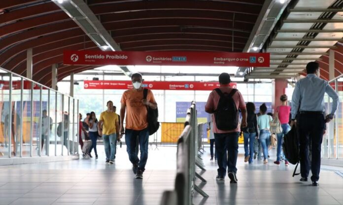 Máscaras em aviões e aeroportos são obrigatórias a partir desta sexta (25)