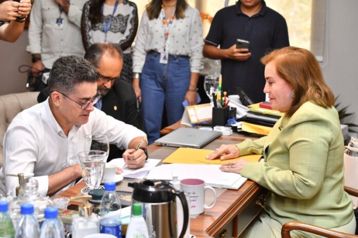 TCE-AM e Prefeitura de Manaus firmam TAG que garante emprego a quase 3 mil funcionários de Manaus