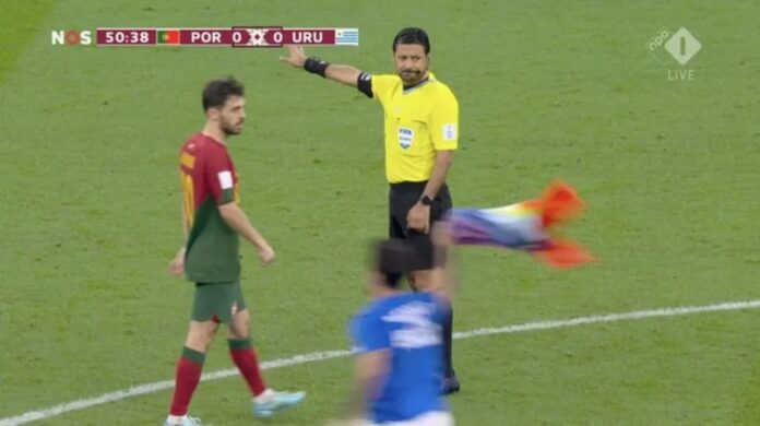 Torcedor invade campo com bandeira LGBTQIA+ em partida entre Portugal e Uruguai