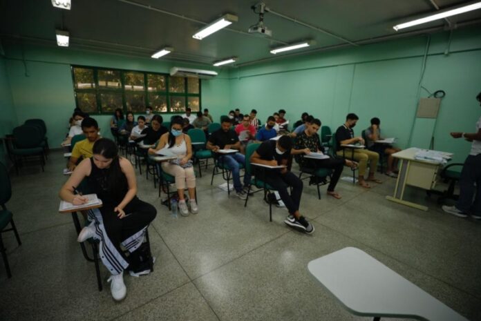 Mais de 50 mil candidatos iniciam provas do Vestibular da UEA 2022, acesso 2023, em todo o Amazonas