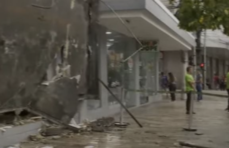 Loja Shop do Pé, no Centro de Manaus, é saqueada durante o temporal