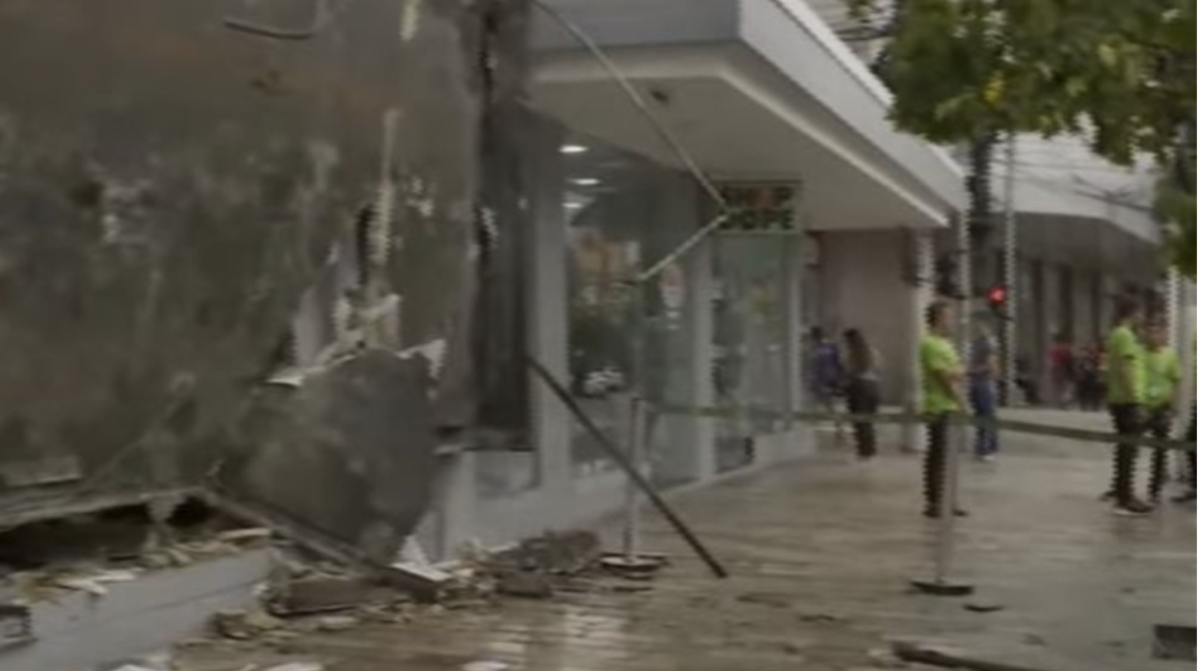 Loja Shop do Pé, no Centro de Manaus, é saqueada durante o temporal