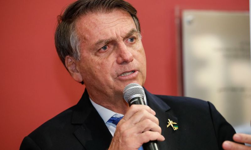 PF afirma que Bolsonaro cometeu crime ao associar vacina à Aids