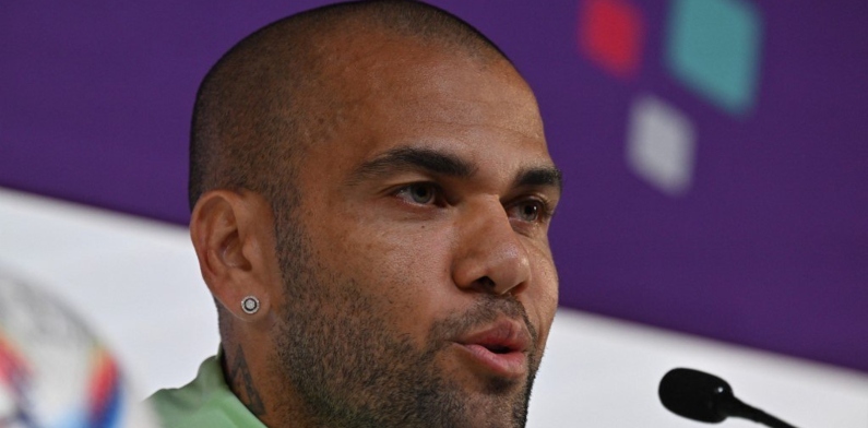 Dani Alves rebate críticas sobre sua convocação e ironiza: ‘Serei o melhor pandeirista’