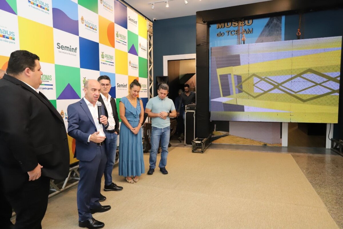 Prefeito de Manaus assina ordem de serviço para construção da passarela em frente ao TCE-AM