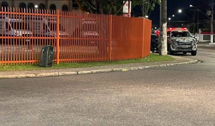 Mala deixada em base do Samu é periciada por grupo antibombas em Manaus