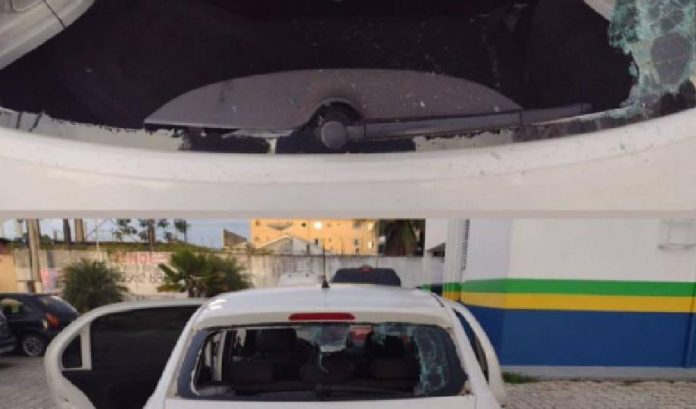 Bolsonaristas quebram vidro de veículo só porque motorista estava usando vermelho em Manaus