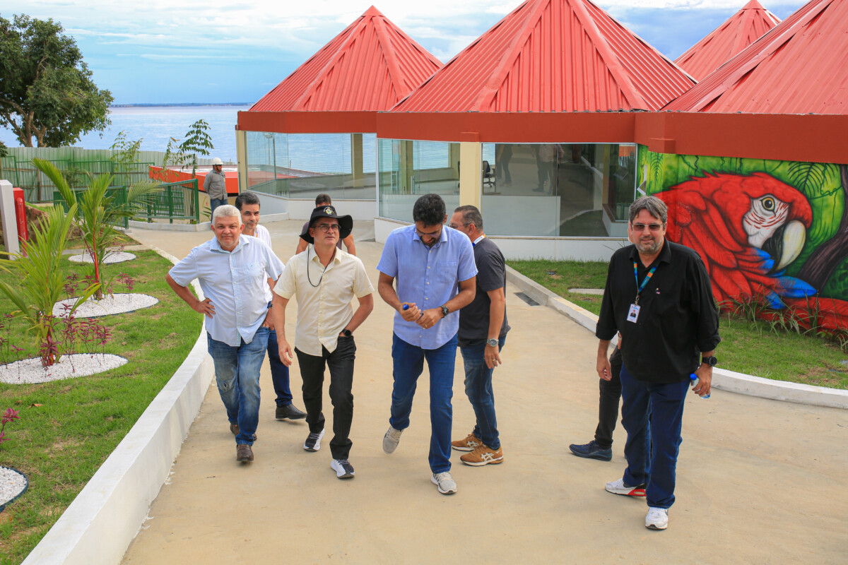 Prefeito David Almeida vistoria andamento das obras do Local Casa de Praia