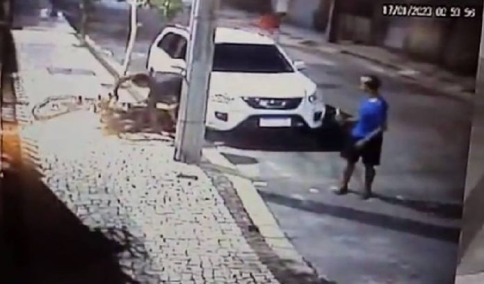 Supostos assaltantes se dão mal ao serem derrubados por voadora; confira o vídeo
