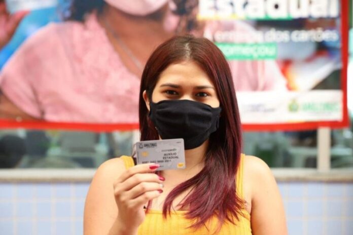 Wilson entrega mais 2 mil cartões do Auxílio Estadual, nesta segunda (30)