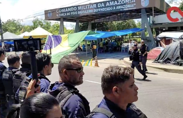 Urgente: PM chega para retirar manifestantes do CMA, em Manaus; veja vídeos