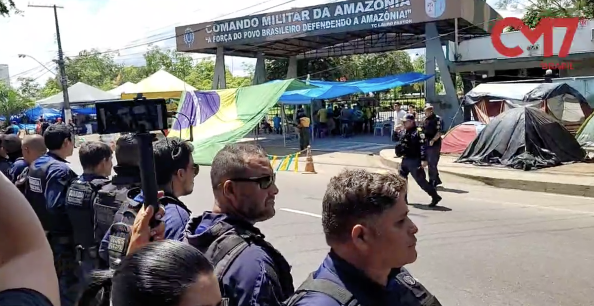 Urgente: PM chega para retirar manifestantes do CMA, em Manaus; veja vídeos