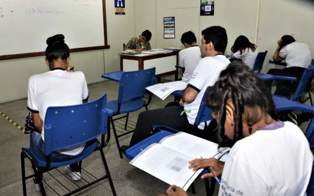 Com matrículas abertas, EJA oferta mais de 48 mil vagas no Amazonas; confira