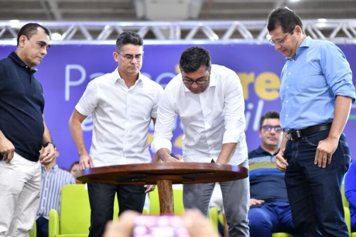 David Almeida e Wilson Lima reforçam compromisso com estudantes e assinam renovação do Passe Livre Estudantil 2023