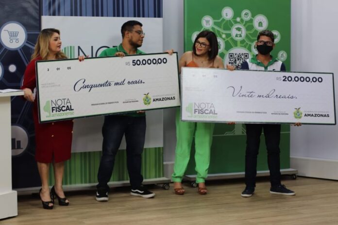 Sem emprego, homem se emociona ao ganhar R$ 50 mil em sorteio da Nota Fiscal Amazonense