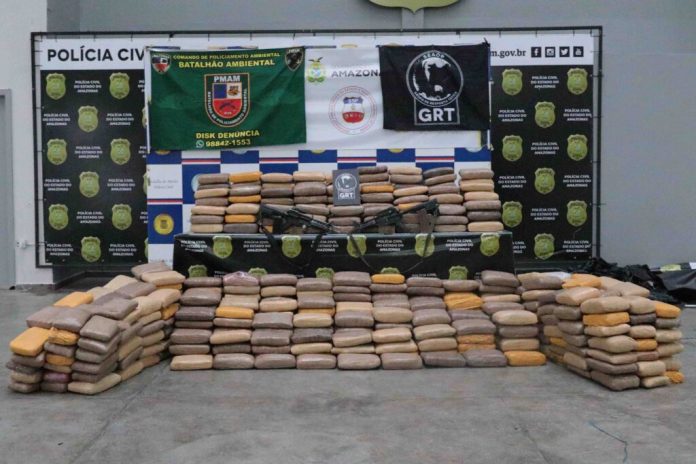 PM´s e Polícia Civil do AM apreendem meia tonelada de droga e fuzis em Manacapuru