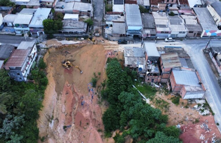 Prefeitura trabalha em desabamento que atingiu 15 residências durante chuva em Manaus