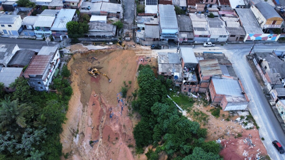 Prefeitura trabalha em desabamento que atingiu 15 residências durante chuva em Manaus
