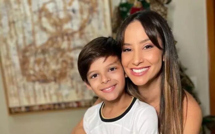 Mãe de filho de Cristiano Araújo mantém as despesas sozinha após falecimento do cantor