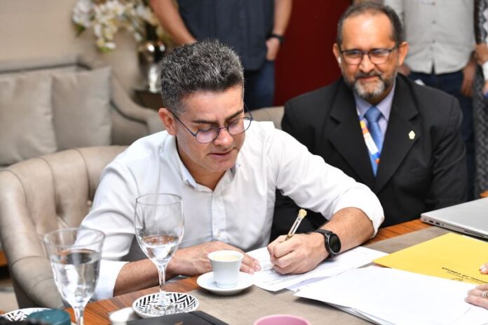 Prefeito David Almeida lança novo portal de serviços do município