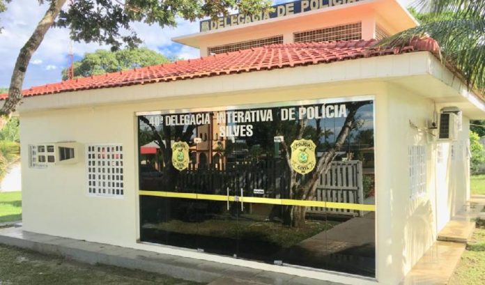 Homem é esfaqueado e pede ajuda em delegacia de Itacoatiara no Amazonas
