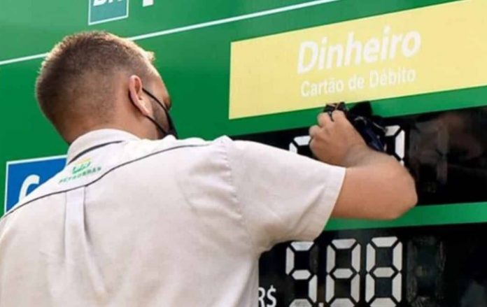 Petrobras anuncia aumento de 7,46% no preço da gasolina