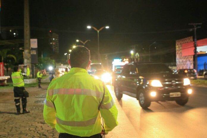 Prefeitura de Manaus autua 72 motoristas por dirigirem com as lâmpadas apagadas durante a noite