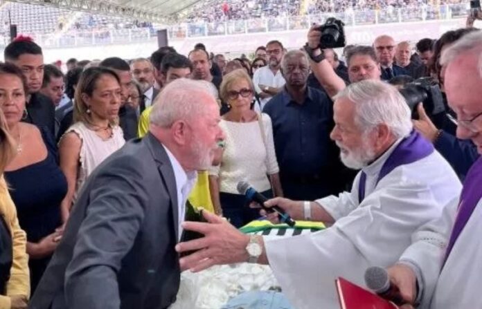 Presidente Lula comparece ao velório de Pelé na Vila Belmiro
