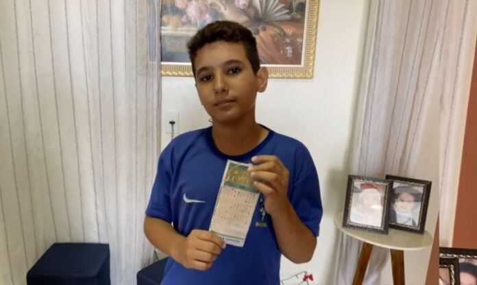 Menino de 10 anos acerta números da Mega da Virada, mas mãe não faz o jogo
