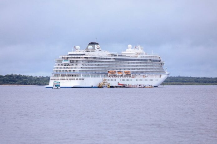 Navio cruzeiro Viking Sea chega a Manaus com mais de 1,3 mil turistas
