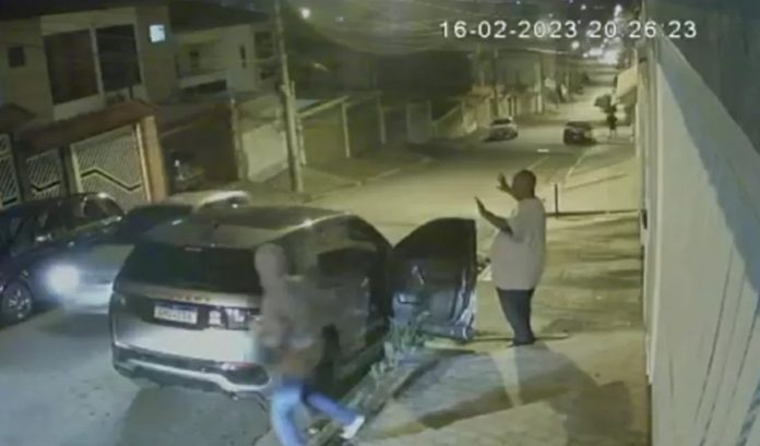 Cantor Péricles é assaltado em Santo André, na Grande São Paulo; veja as imagens