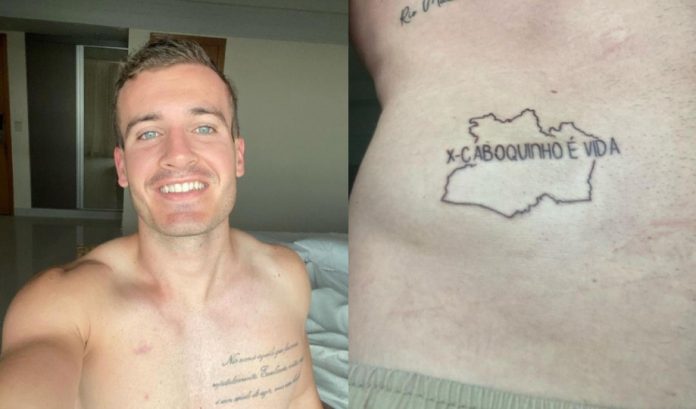 Apaixonado por Manaus, influenciador australiano faz tatuagem de “x-caboquinho” na costela