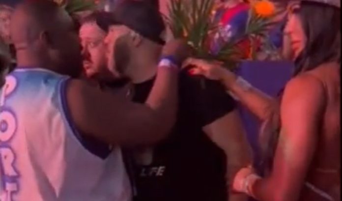 Após ir para porrada depois de ser chamado de caloteiro, cantor Belo é expulso da Sapucaí