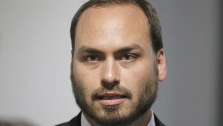 Carlos Bolsonaro teria engravidado ex-secretária de ministério, diz colunista