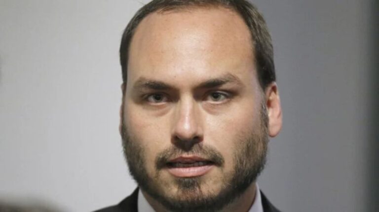 Carlos Bolsonaro teria engravidado ex-secretária de ministério, diz colunista