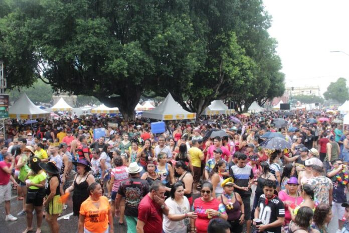 Nas ruas ou na avenida, confira opções para curtir a folia do Carnaval na capital amazonense