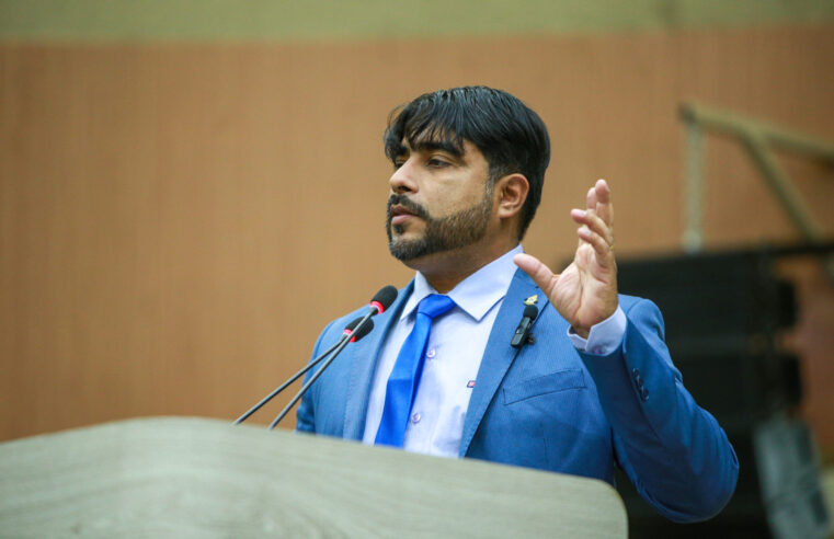 Dione Carvalho homenageia ex-governador Amazonino Mendes no plenário da Câmara de Manaus