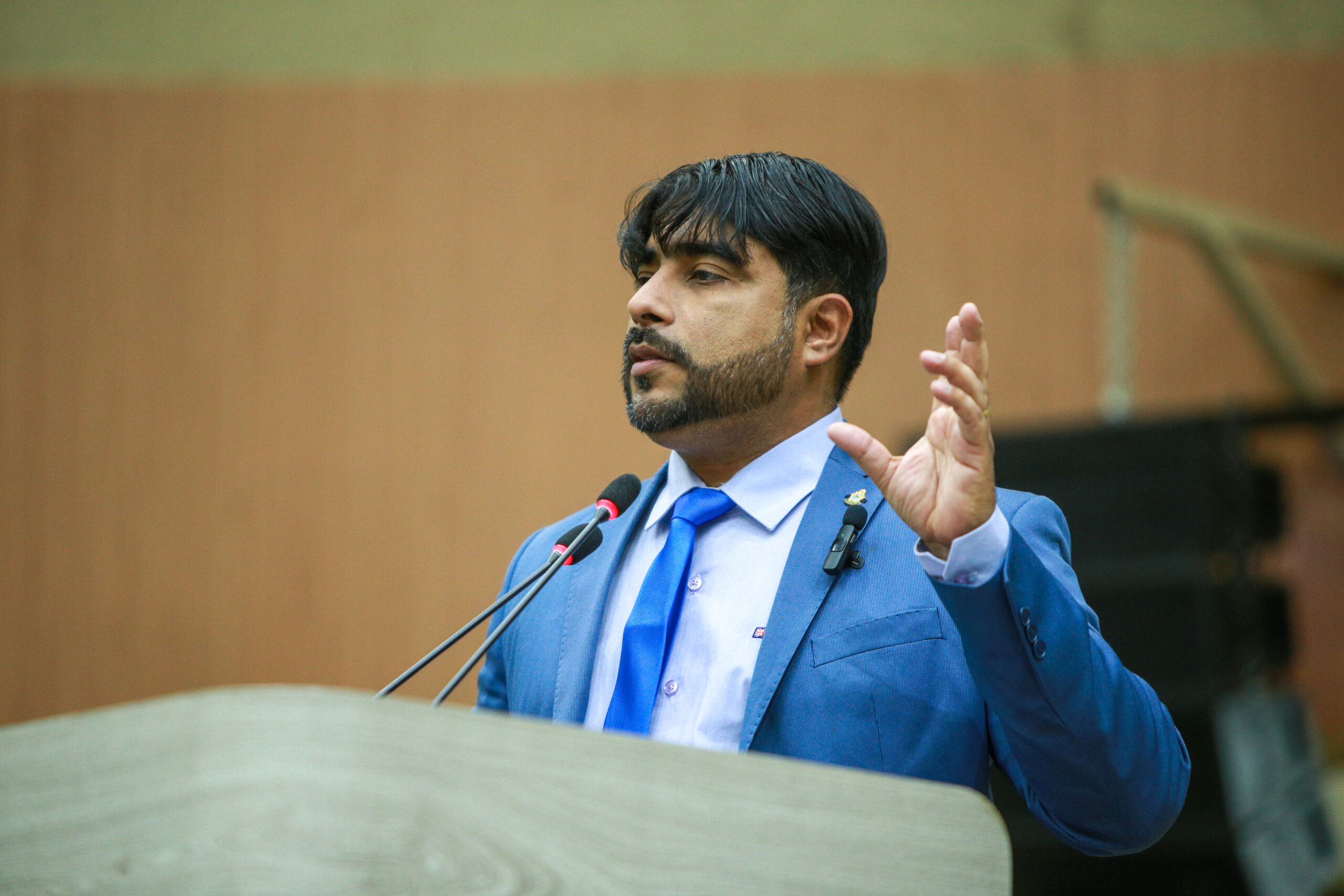 Dione Carvalho homenageia ex-governador Amazonino Mendes no plenário da Câmara de Manaus