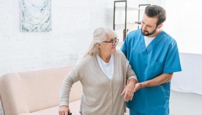 Prefeitura de Manaus abre inscrições para o curso de Cuidador de Idosos