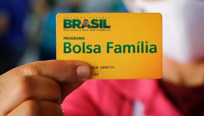 Caixa anuncia que novo cartão do Bolsa Família terá função de débito