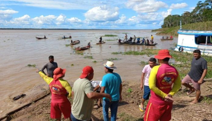 Mergulhadores do Corpo de Bombeiros realizam terceiro dia de buscas por adolescentes desaparecidos em Manacapuru