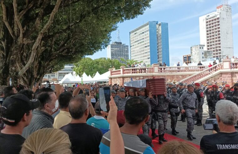 Corpo de Amazonino Mendes deixa o Teatro Amazonas e segue para cortejo; em seguida será cremado
