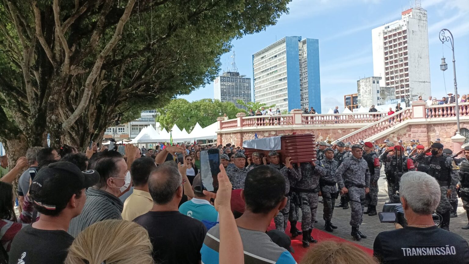 Corpo de Amazonino Mendes deixa o Teatro Amazonas e segue para cortejo; em seguida será cremado