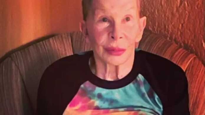 Rita Lee reaparece em foto divulgada pelo marido após cura de câncer