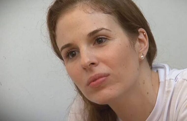 Suzane Von Richthofen abre ateliê online para vender chinelos decorados após sair da prisão