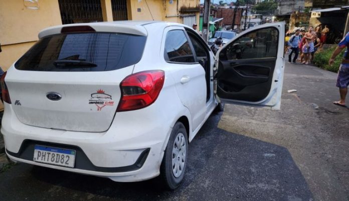 Dois homens são brutalmente assassinados na Compensa; uma das vítimas seria sobrinho de um PM