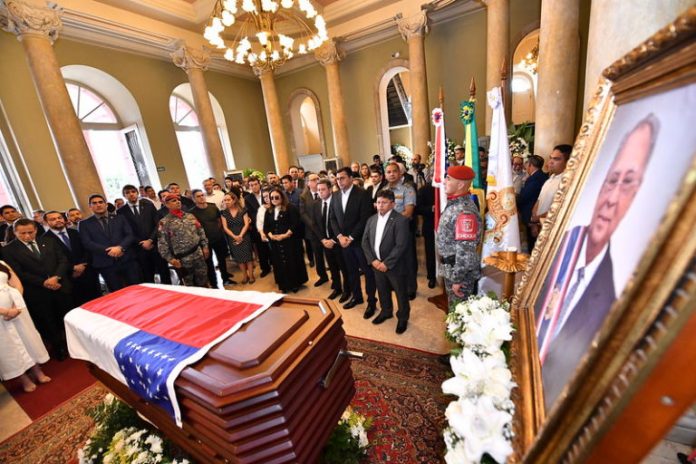 Wilson Lima e David Almeida prestam homenagem a Amazonino Mendes no Teatro AM