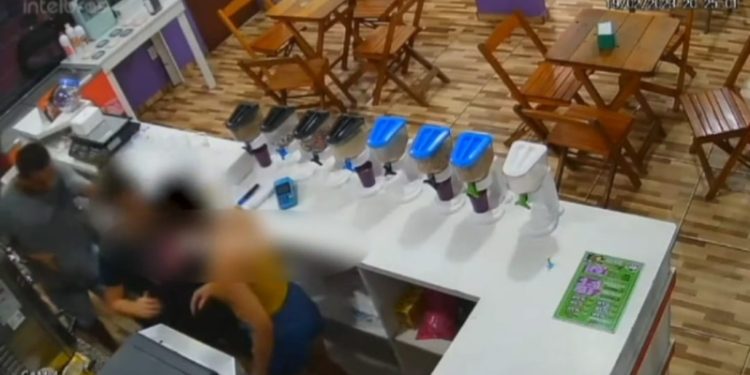 Vídeo: sob a mira de uma arma, duas mulheres são assaltadas em açaiteria de Manaus