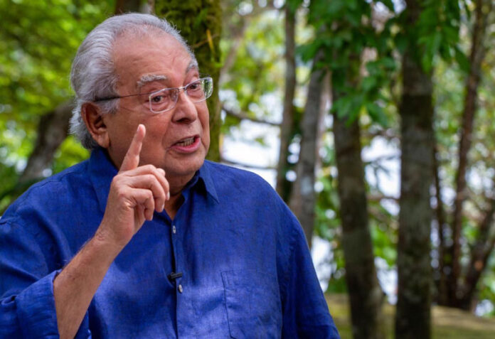 Corpo de Amazonino chega quinta e será velado em cerimônia pública