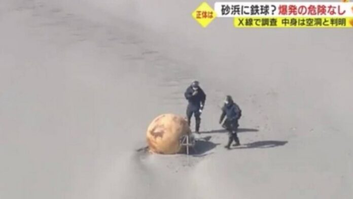 Japão investiga grande e misteriosa bola de metal que apareceu em praia